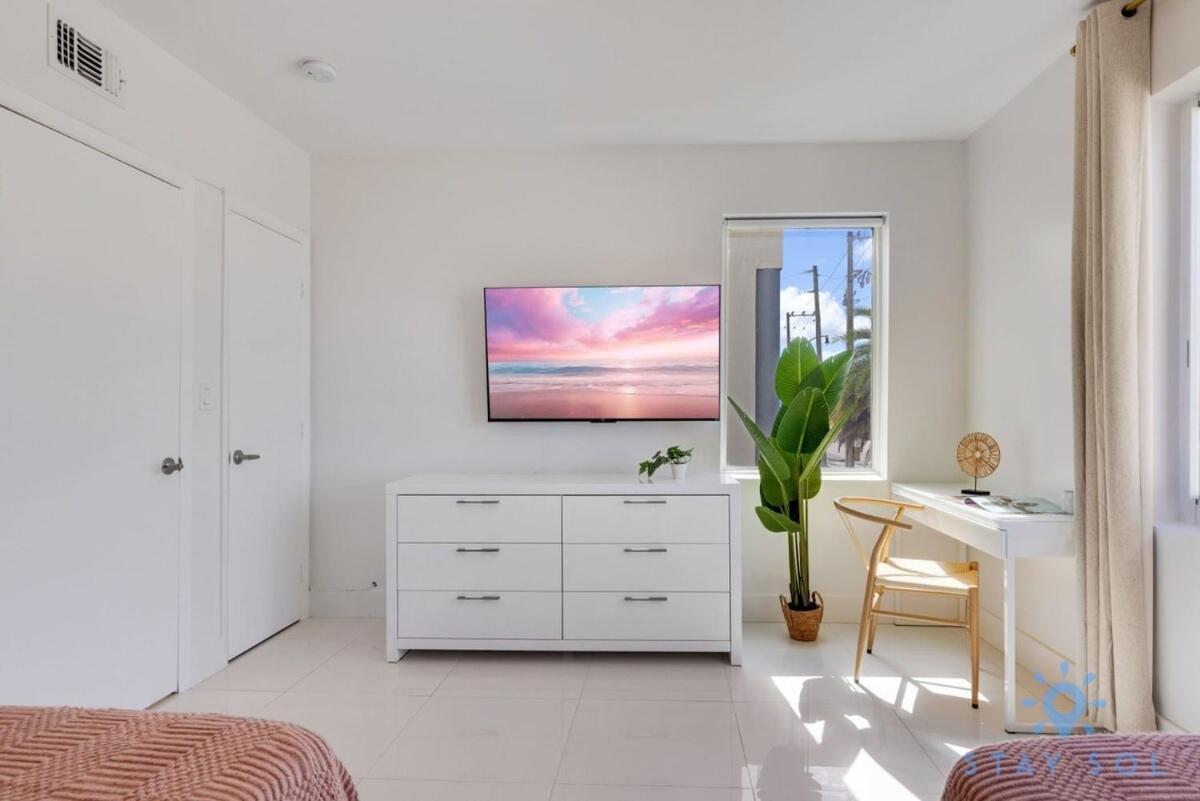 Free Parking, Bay View, Pool, Step To Beach Hollywood Exterior photo
